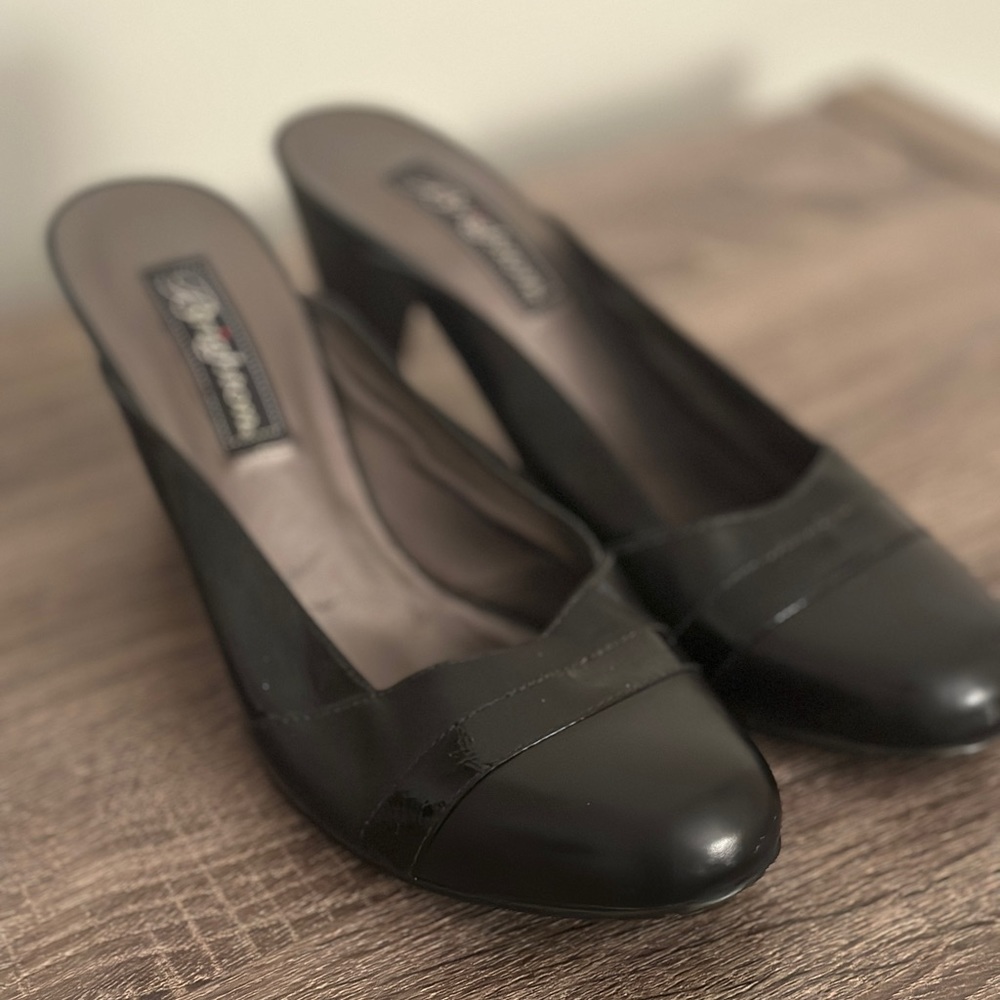 Black pumps